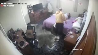 الشرموطه منومه نص جسمها عالسرير ورجليها عالارض نازله وفاشخه رجلها  سكس مصري , موقع سبعة ونص. , موقع سبعه ونص  وشغاله تلعب في زوبر حبيبها بيديها وهو ماسك كسها مقطعه بعبصه