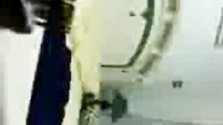 البنت راكعه تحت زوبر حبيبها بتمسكه بيديها الاتنين تضمه ليها وبتدخله وتط سكس مصري لعه في بوقها وهو بيشدها من شعرها الاصفر