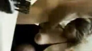 البنت راكعه تحت زوبر حبيبها بتمسكه بيديها الاتنين تضمه ليها وبتدخله وتط سكس مصري لعه في بوقها وهو بيشدها من شعرها الاصفر