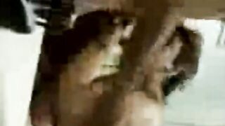 البنت راكعه تحت زوبر حبيبها بتمسكه بيديها الاتنين تضمه ليها وبتدخله وتط سكس مصري لعه في بوقها وهو بيشدها من شعرها الاصفر