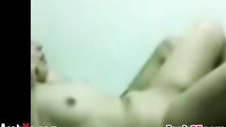 الراجل منوم مراته علي بطنها وبيمسك زوبره بيدخله في طيزها غصب عنها وه سكس مصري ي بتصرخ لاااا بلاش علشان خاطري وبتترجاه