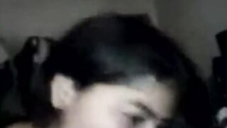 الراجل ماسك زوبره بيضرب بيه علي وش اللبوه بتاعته هي وراكعه تحته وتلح سكس مصري س في الراس زوبره بلسانها اوي وتتف عليها