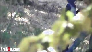البنت هربانه من المدرسه وبتقابل حبيبها واقفين ورا الشجره في الحديقه واخدها سكس مصري  في حضنه اوي وهو بيلعب في بزازها بلسانه