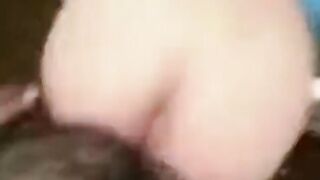 البنت الفاجره بتنام مع صاحبها في الشقه وهو بيغدر بيها هو وبينيكها بيدخل صاحبه  سكس مصري بيعزمها عليه وهي بتقلق وبينيك في طيبزها