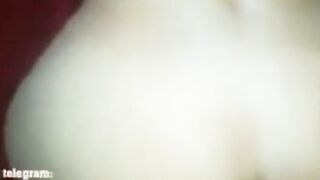البنت فوق الراجل العنتيل بتحك كسها في زوبره وتتمايل عليه يمين وشمال سكس مصري  وتتنطط عليه اوي وهو متكيف منها وعايزها