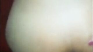 البنت فوق الراجل العنتيل بتحك كسها في زوبره وتتمايل عليه يمين وشمال سكس مصري  وتتنطط عليه اوي وهو متكيف منها وعايزها