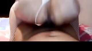 ماما حنان الشرموطه قاعده في الصاله معانا بالكاش متايوه وبترفع  نيك مصري رجلها وهي بنشوفها مش لابسه الاندجر بتاعها ومبينه كسها ال كله لحم