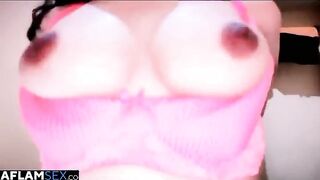 الراجل نايم علي ضهره عريان عالسرير والشرموطه فوقيه نايمه وبتحك زوبره في كسها  سكس مصري اوي وتمشيه من بره بيشم ريحه كسها وبيوقف