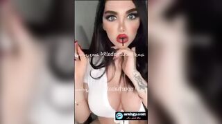 الموزه العود الفرنساوي هي ومغرقه شفايفها روج ومشغله البث بيشوفوها وبتلحس شفايفها بلسانها وتعض فيها اوي وتهز في جسمها موقع بزازي موقع سبعة ونص , موقع سبعه ونص