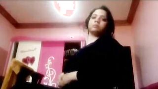 الراجل نايم عالسرير والبنت طالعه فوقيه مدخلاه زوبره بتتناك منه والراجل صاحبه وراها ماسك زوبره بي سكس مصري نيك في طيزها من ورا الاتنين فاشخنها فشخ