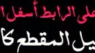 الراجل نايم عالسرير والبنت طالعه فوقيه مدخلاه زوبره بتتناك منه والراجل صاحبه وراها ماسك زوبره بي سكس مصري نيك في طيزها من ورا الاتنين فاشخنها فشخ