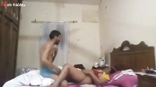 الراجل واخد مراته في حضنه وهما عالسرير ومتغطين بالملايه شغال بيبوس فيها و سكس مصري هو فوق منها بيدخل زوبره وشغال نيك براحه