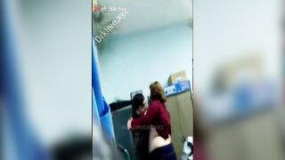 فتاه الليل في سهره مع امير من السعوديه وهي بتهز وسطها وتتحزم ليه وبعدها  نيك مصري منومها عالارض علي بطنها وبيدخل زوبره في خرم طيزها الضيق بيوسع لها فيه