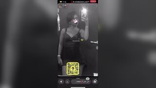البنت مفلقسه طيزها عالسرير والراجل واقف وراها وماسك وسطها بيديه الا سكس مصري تنيبن وزوبره شبرين لقدام بيدخله في كسها