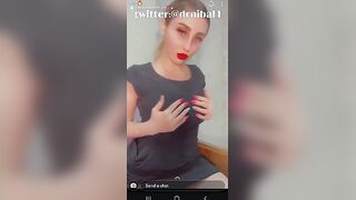 الراجل قالع ملط عالسرير والبنت فوقيه مدخله زوبره كله في كسها وشغاله تتنطط عل سكس مصري يه طالعه ونازله وبتلعب في بيضانه من ورا