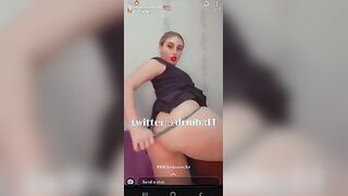 الراجل قالع ملط عالسرير والبنت فوقيه مدخله زوبره كله في كسها وشغاله تتنطط عل سكس مصري يه طالعه ونازله وبتلعب في بيضانه من ورا