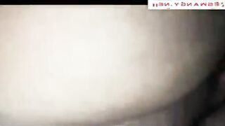 الراجل نايم عريان عالسرير والبنت بتاعته ماسكه زوبره بيديها وشغاله ترضع في زوبره وهو ب سكس مصري يقولها ارضي زوبري خليه ينيك بوقك ي لبوه
