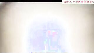 الراجل نايم عريان عالسرير والبنت بتاعته ماسكه زوبره بيديها وشغاله ترضع في زوبره وهو ب سكس مصري يقولها ارضي زوبري خليه ينيك بوقك ي لبوه