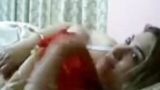 المتناكه نايمه علي صاحبتها من  سكس يمني, موقع سبعة ونص. , موقع سبعه ونص فوق وبتبوس في شفايفها وشعرها الاصفر الطويل مغطي وش صاحبتها وكسها بيحك في كس التانيه