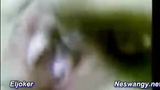 البنت في الديسكو بياخدها الحبيب بتاعها وبيدخلها الحمام وهي واقفه وغايبه عن الوعي من كتر ال سكس مصري شرب بيبوسها وبيدخل زوبره في كسها بيفتحه