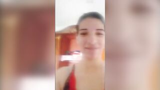 الخدامه المعرصه بتتناك من سيدها وهو بيدخل عليها المطبخ وبيرفع رجلها عالطربيزه وبيحك زو سكس مصري بره في طيزها من ورا بيسخن فيها ويداعبها