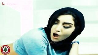 البنت مفلقسهخ طيزها هي وقالعه الاندر عالسرير والراجل بتاعها شغال يضرب اوي علي طيازها  سكس مصري بيديه ويخليها تترقص وهي بتمصله في زوبره