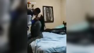 الراجل ماسك البنت من رقبتها اوي وبيبوس في شفايفها بوس مشبك وبيز سكس مصري وقها عالسرير نايم فوقيها وبيلعب في كسها