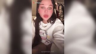 الشابه الناضجه بتلعب في كسها هي وفارده جسمها عالارض وقالعه البنطلون بتضرب سبعتها ونص وتنزل الل سكس مصري بن عالملايه ال فرشاها تحت طيزها مغرقاها