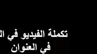 الراجل فوق الست بينيك في كسها وهو رافع رجل واحده بتاعتها والتانيه فاردها سكس مصري  عالسرير وهي مسكاه من ايده من شده النيك
