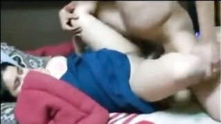 الراجل فوق الست بينيك في كسها وهو رافع رجل واحده بتاعتها والتانيه فاردها سكس مصري  عالسرير وهي مسكاه من ايده من شده النيك