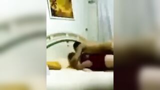 مراتي لابسه القميص الاحمر وزعلانه مني وهي قاعده  نيك مصري علي حرف السرير وانا راكع تحتها بصالحها وببوس في كعب رجلها الجميل
