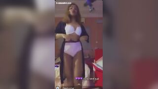 البنت لابسه الروب الاسود وفتحاه عالاخر وبترقص وتهز في جسمها الابيض وتترقص ج سكس مصري امد وهو العنتيل بياخدها بيشيلها عالسرير