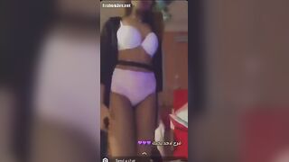 البنت لابسه الروب الاسود وفتحاه عالاخر وبترقص وتهز في جسمها الابيض وتترقص ج سكس مصري امد وهو العنتيل بياخدها بيشيلها عالسرير