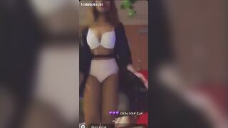 البنت لابسه الروب الاسود وفتحاه عالاخر وبترقص وتهز في جسمها الابيض وتترقص ج سكس مصري امد وهو العنتيل بياخدها بيشيلها عالسرير