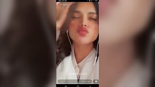 البنت ماسكه في طيازها الاتنين بترقص فيهم بيديها وتهزهم وهما شبه سكس مصري  الجلي وشغاله تحركهم اوي بيديها الاتنين