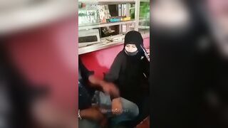 المراه الصينيه قاعده عالكرسي والراجل بيشيلها غصب  شرمها سكس , موقع سبعة ونص. , موقع سبعه ونص عنها وبيحطها علي رجله وشغال لعب في كسها هي ولابسه العبايه