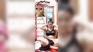 الدبدوبه التخينه قالعه هدومها وقاعده ترضع في بزازها التخينه و سكس مصري تمص فيهم اوي بيحنولها بينزلو ليها اللبن