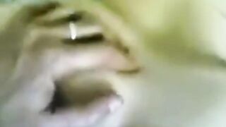 البنت جايه من الشغل بتغير لبسها وبيزنقها اخوها عالحيط وبيفضل سكس مصري  يحك في زوبره بكسها اوي ويقرب منها جامد