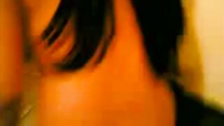 البنت المتناكه بتتصور وهي في حضن عشيقها دون علمها وهي بتتناك م سكس مصري نه وطالعه فوقيه وتتنطط علي زوبره الكبير