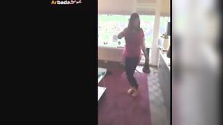الراجل الديوث بيلحس كس لبوته وبيدخل لسانه الطويل جوه الكس وبينزل تحت رجلها راكع بيبوس ف سكس مصري ي كف رجلها ويلحس فيه وهي بتضربه علي وشه
