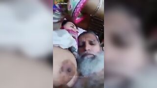 البنت مطلعه بزازها الكبيره بره العبايه وهي نايمه جنب الخول بتاعها سكس مصري  بيرضع فيهم زي الطفل الصغير وبيقفش فيهم