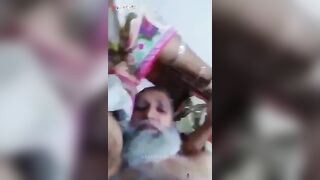 البنت مطلعه بزازها الكبيره بره العبايه وهي نايمه جنب الخول بتاعها سكس مصري  بيرضع فيهم زي الطفل الصغير وبيقفش فيهم