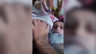 البنت مطلعه بزازها الكبيره بره العبايه وهي نايمه جنب الخول بتاعها سكس مصري  بيرضع فيهم زي الطفل الصغير وبيقفش فيهم