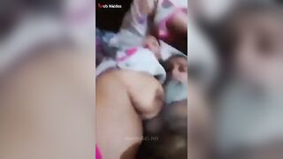 البنت مطلعه بزازها الكبيره بره العبايه وهي نايمه جنب الخول بتاعها سكس مصري  بيرضع فيهم زي الطفل الصغير وبيقفش فيهم