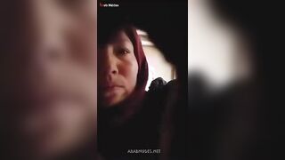 الراجل الصعيدي واخد المتناكه في حضنه وهي واقفه ولابسه الجلابيه ال سكس مصري فلاحي وبيبوس في بوقها اوي وهي لازقه فيه