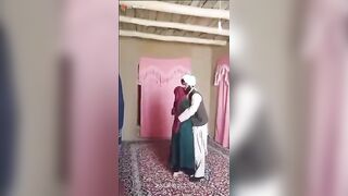 الراجل الصعيدي واخد المتناكه في حضنه وهي واقفه ولابسه الجلابيه ال سكس مصري فلاحي وبيبوس في بوقها اوي وهي لازقه فيه