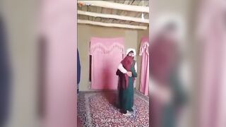 الراجل الصعيدي واخد المتناكه في حضنه وهي واقفه ولابسه الجلابيه ال سكس مصري فلاحي وبيبوس في بوقها اوي وهي لازقه فيه