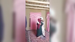 الراجل الصعيدي واخد المتناكه في حضنه وهي واقفه ولابسه الجلابيه ال سكس مصري فلاحي وبيبوس في بوقها اوي وهي لازقه فيه