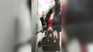 البنت بتغير لبسها جايه من الشغل تعبانه واخوها الهيجان بيقتحم عليهتا وهو شارب م سكس مصري ش في وعيه ويتهجم علي جسمها عايز يغتصبها