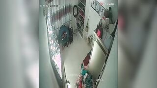 البنت الشرموطه واقفه ومنزله البنطلون لتحت وحبيبها واقف وراها وتاخدها  سكس مصري بحضنه اوي من ضهرها وبيحك زوبره في طيزها